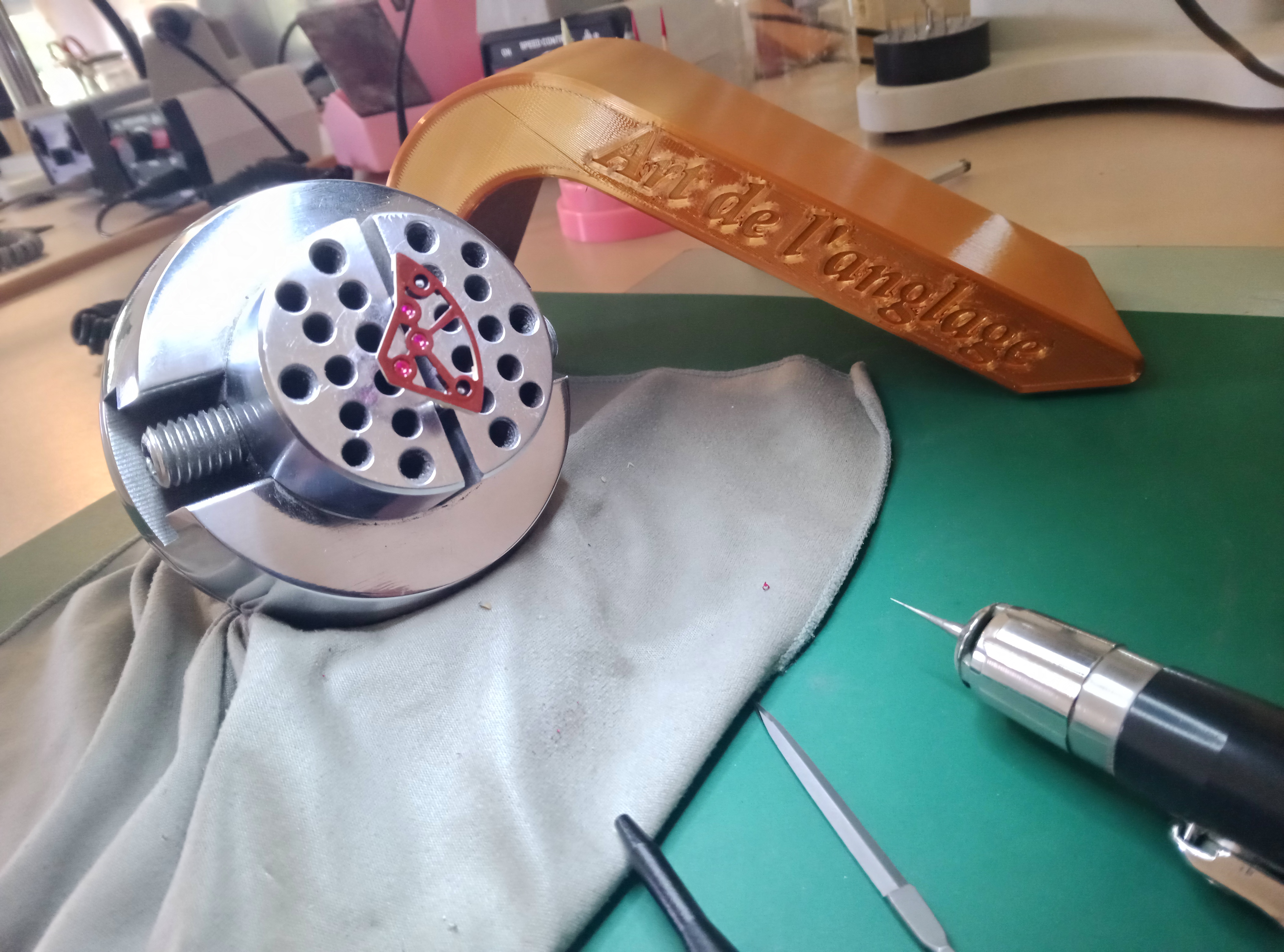 Démonstration en cours : réalisation d'un trait tiré sur pont de montre